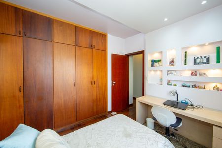 Casa à venda com 364m², 3 quartos e 4 vagasQUARTO3