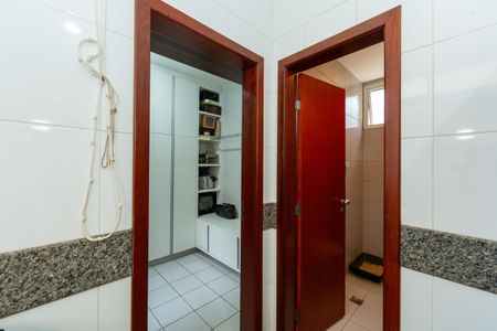 Casa à venda com 364m², 3 quartos e 4 vagasQUARTO E BANHO DE EMPREGADA