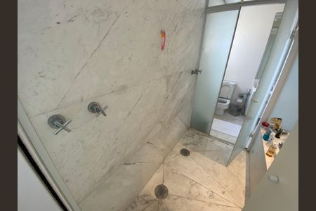 Apartamento à venda com 360m², 6 quartos e 6 vagasBanheiro da Suíte 1