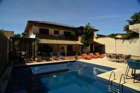 Casa de condomínio à venda com 634m², 4 quartos e 4 vagas Casa de condomínio à venda com 634m², 4 quartos e 4 vagasÁrea Externa