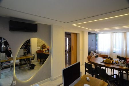 Casa de condomínio à venda com 634m², 4 quartos e 4 vagas Casa de condomínio à venda com 634m², 4 quartos e 4 vagasEscritório