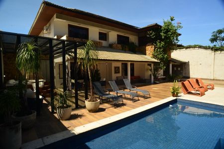 Casa de condomínio à venda com 634m², 4 quartos e 4 vagas Casa de condomínio à venda com 634m², 4 quartos e 4 vagasÁrea Externa