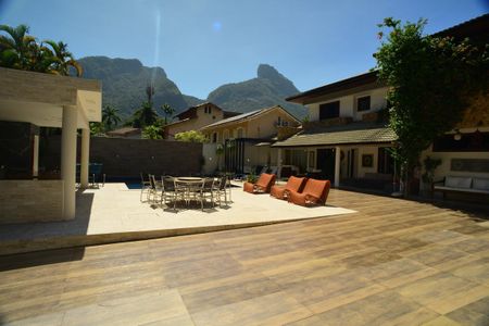 Casa de condomínio à venda com 634m², 4 quartos e 4 vagas Casa de condomínio à venda com 634m², 4 quartos e 4 vagasÁrea Externa