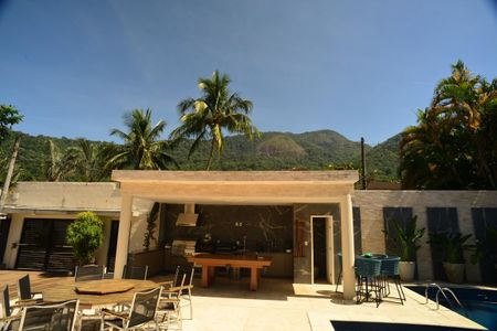 Casa de condomínio à venda com 634m², 4 quartos e 4 vagas Casa de condomínio à venda com 634m², 4 quartos e 4 vagasÁrea Externa