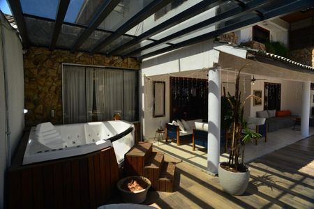 Casa de condomínio à venda com 634m², 4 quartos e 4 vagas Casa de condomínio à venda com 634m², 4 quartos e 4 vagasOfurô