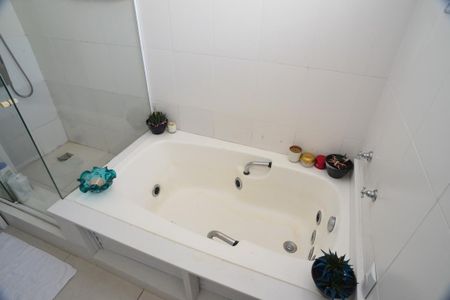 Casa de condomínio à venda com 634m², 4 quartos e 4 vagas Casa de condomínio à venda com 634m², 4 quartos e 4 vagasBanheiro Suíte Principal