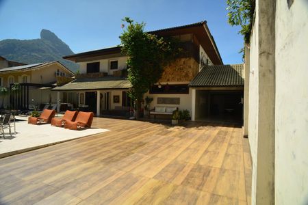 Casa de condomínio à venda com 634m², 4 quartos e 4 vagas Casa de condomínio à venda com 634m², 4 quartos e 4 vagasÁrea Externa