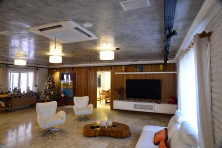 Casa de condomínio à venda com 634m², 4 quartos e 4 vagas Casa de condomínio à venda com 634m², 4 quartos e 4 vagasSala