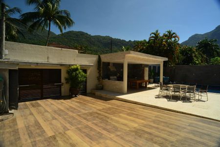 Casa de condomínio à venda com 634m², 4 quartos e 4 vagas Casa de condomínio à venda com 634m², 4 quartos e 4 vagasÁrea Externa