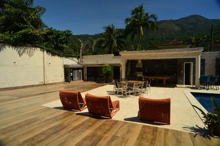 Casa de condomínio à venda com 634m², 4 quartos e 4 vagas Casa de condomínio à venda com 634m², 4 quartos e 4 vagasÁrea Externa