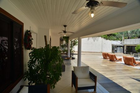 Casa de condomínio à venda com 634m², 4 quartos e 4 vagas Casa de condomínio à venda com 634m², 4 quartos e 4 vagasÁrea Externa