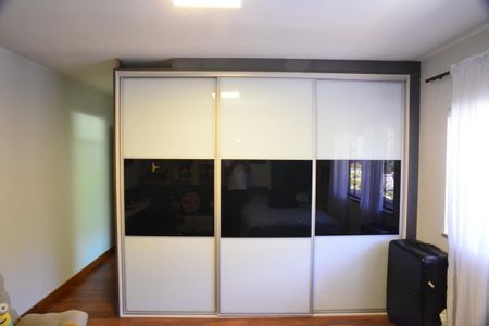 Casa de condomínio à venda com 634m², 4 quartos e 4 vagas Casa de condomínio à venda com 634m², 4 quartos e 4 vagasSuíte 2