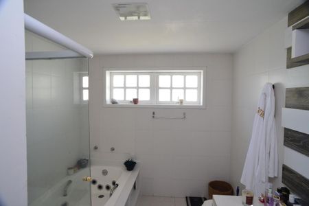 Casa de condomínio à venda com 634m², 4 quartos e 4 vagas Casa de condomínio à venda com 634m², 4 quartos e 4 vagasBanheiro Suíte Principal