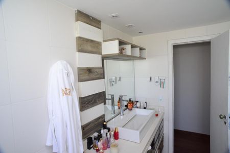 Casa de condomínio à venda com 634m², 4 quartos e 4 vagas Casa de condomínio à venda com 634m², 4 quartos e 4 vagasBanheiro Suíte Principal