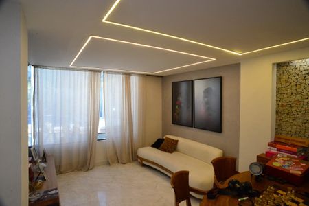 Casa de condomínio à venda com 634m², 4 quartos e 4 vagas Casa de condomínio à venda com 634m², 4 quartos e 4 vagasSala