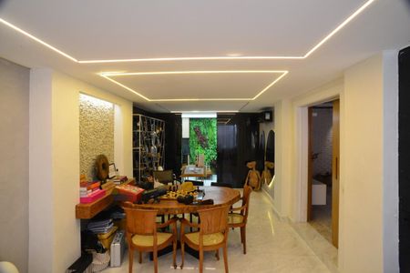 Casa de condomínio à venda com 634m², 4 quartos e 4 vagas Casa de condomínio à venda com 634m², 4 quartos e 4 vagasEscritório