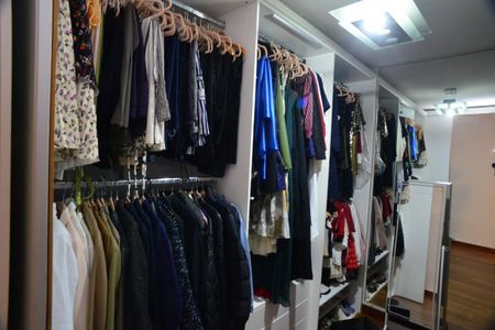 Casa de condomínio à venda com 634m², 4 quartos e 4 vagas Casa de condomínio à venda com 634m², 4 quartos e 4 vagasCloset 2