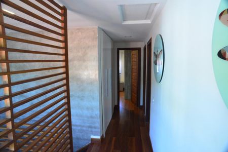 Casa de condomínio à venda com 634m², 4 quartos e 4 vagas Casa de condomínio à venda com 634m², 4 quartos e 4 vagasAcesso Suítes