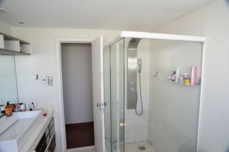 Casa de condomínio à venda com 634m², 4 quartos e 4 vagas Casa de condomínio à venda com 634m², 4 quartos e 4 vagasBanheiro Suíte Principal