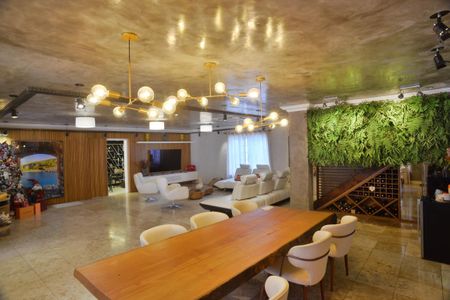 Casa de condomínio à venda com 634m², 4 quartos e 4 vagas Casa de condomínio à venda com 634m², 4 quartos e 4 vagasSala