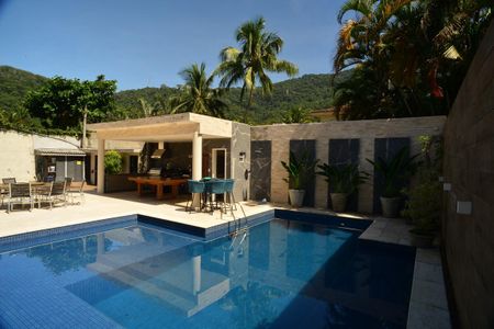 Casa de condomínio à venda com 634m², 4 quartos e 4 vagas Casa de condomínio à venda com 634m², 4 quartos e 4 vagasÁrea Externa