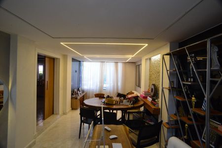 Casa de condomínio à venda com 634m², 4 quartos e 4 vagas Casa de condomínio à venda com 634m², 4 quartos e 4 vagasEscritório