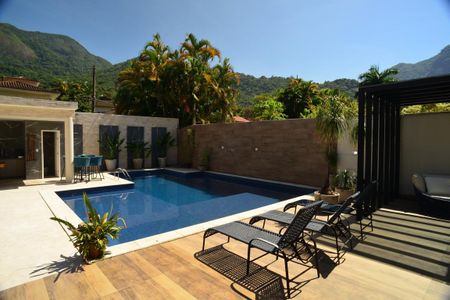 Casa de condomínio à venda com 634m², 4 quartos e 4 vagas Casa de condomínio à venda com 634m², 4 quartos e 4 vagasÁrea Externa