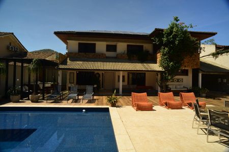 Casa de condomínio à venda com 634m², 4 quartos e 4 vagas Casa de condomínio à venda com 634m², 4 quartos e 4 vagasÁrea Externa