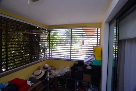 Casa de condomínio à venda com 634m², 4 quartos e 4 vagas Casa de condomínio à venda com 634m², 4 quartos e 4 vagasCloset 1