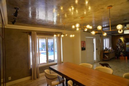 Casa de condomínio à venda com 634m², 4 quartos e 4 vagas Casa de condomínio à venda com 634m², 4 quartos e 4 vagasSala