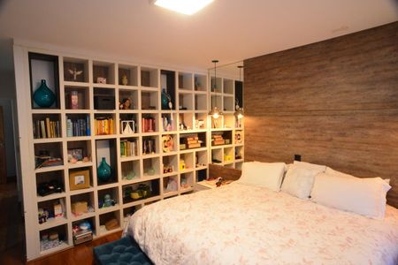 Casa de condomínio à venda com 634m², 4 quartos e 4 vagas Casa de condomínio à venda com 634m², 4 quartos e 4 vagasSuíte Principal