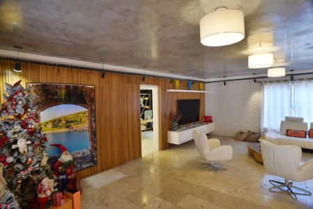 Casa de condomínio à venda com 634m², 4 quartos e 4 vagas Casa de condomínio à venda com 634m², 4 quartos e 4 vagasSala