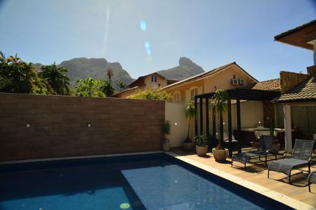 Casa de condomínio à venda com 634m², 4 quartos e 4 vagas Casa de condomínio à venda com 634m², 4 quartos e 4 vagasÁrea Externa