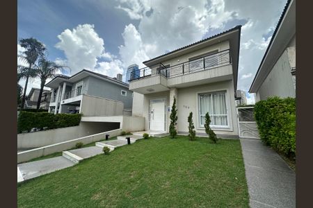 Casa de condomínio para alugar com 470m², 4 quartos e 4 vagas Casa de condomínio para alugar com 470m², 4 quartos e 4 vagasFachada