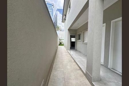 Casa de condomínio para alugar com 470m², 4 quartos e 4 vagas Casa de condomínio para alugar com 470m², 4 quartos e 4 vagasQuintal