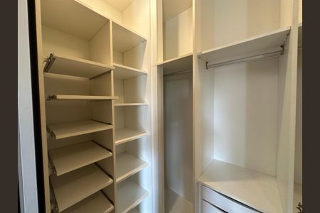 Casa de condomínio para alugar com 470m², 4 quartos e 4 vagas Casa de condomínio para alugar com 470m², 4 quartos e 4 vagasCloset da suíte 4