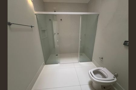 Casa de condomínio para alugar com 470m², 4 quartos e 4 vagas Casa de condomínio para alugar com 470m², 4 quartos e 4 vagasBanheiro da Suíte 1