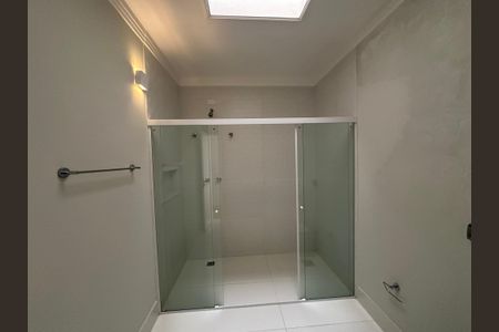 Casa de condomínio para alugar com 470m², 4 quartos e 4 vagas Casa de condomínio para alugar com 470m², 4 quartos e 4 vagasBanheiro da Suíte 1