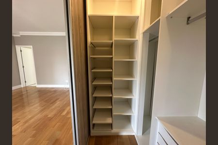 Casa de condomínio para alugar com 470m², 4 quartos e 4 vagas Casa de condomínio para alugar com 470m², 4 quartos e 4 vagasCloset da suíte 4