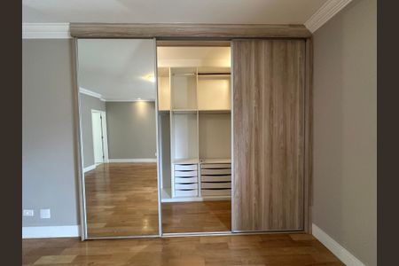 Casa de condomínio para alugar com 470m², 4 quartos e 4 vagas Casa de condomínio para alugar com 470m², 4 quartos e 4 vagasCloset da suíte 4