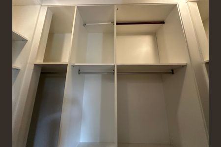 Casa de condomínio para alugar com 470m², 4 quartos e 4 vagas Casa de condomínio para alugar com 470m², 4 quartos e 4 vagasCloset da suíte 4