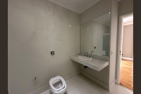 Casa de condomínio para alugar com 470m², 4 quartos e 4 vagas Casa de condomínio para alugar com 470m², 4 quartos e 4 vagasBanheiro da Suíte 1