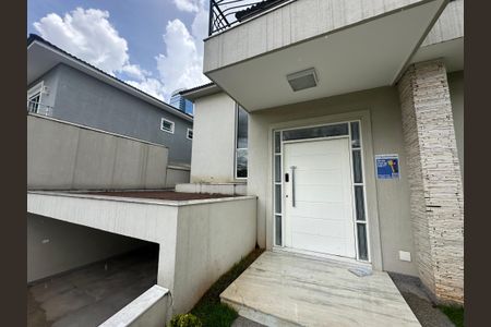 Casa de condomínio para alugar com 470m², 4 quartos e 4 vagas Casa de condomínio para alugar com 470m², 4 quartos e 4 vagasFachada