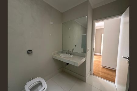 Casa de condomínio para alugar com 470m², 4 quartos e 4 vagas Casa de condomínio para alugar com 470m², 4 quartos e 4 vagasBanheiro da Suíte 1