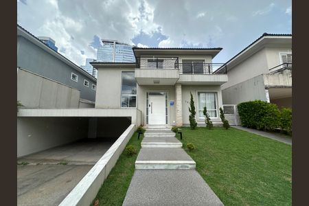 Casa de condomínio para alugar com 470m², 4 quartos e 4 vagas Casa de condomínio para alugar com 470m², 4 quartos e 4 vagasFachada