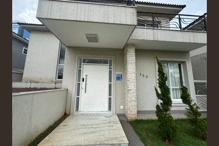 Casa de condomínio para alugar com 470m², 4 quartos e 4 vagas Casa de condomínio para alugar com 470m², 4 quartos e 4 vagasFachada