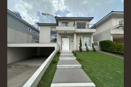 Casa de condomínio para alugar com 470m², 4 quartos e 4 vagas Casa de condomínio para alugar com 470m², 4 quartos e 4 vagasFachada