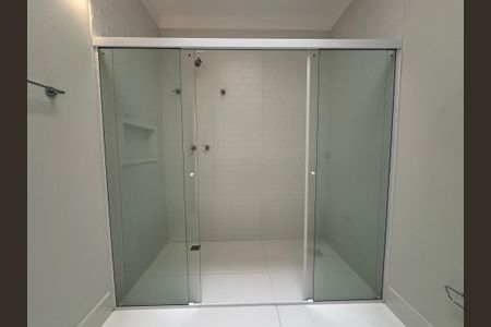 Casa de condomínio para alugar com 470m², 4 quartos e 4 vagas Casa de condomínio para alugar com 470m², 4 quartos e 4 vagasBanheiro da Suíte 1