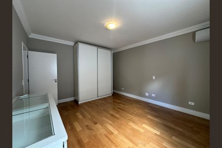 Casa de condomínio para alugar com 470m², 4 quartos e 4 vagas Casa de condomínio para alugar com 470m², 4 quartos e 4 vagasSuíte 2