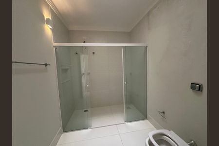 Casa de condomínio para alugar com 470m², 4 quartos e 4 vagas Casa de condomínio para alugar com 470m², 4 quartos e 4 vagasBanheiro da Suíte 1